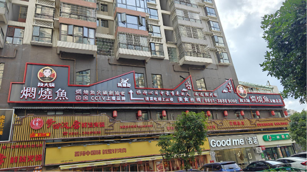 餐饮一条街路口带超大露台和门头餐厅转让O